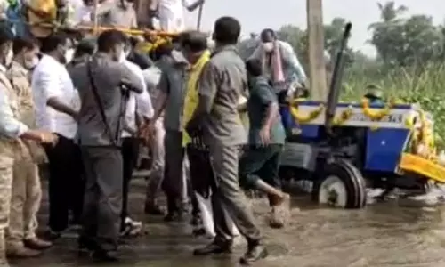 నారా లోకేష్కు తృటిలో తప్పిన ప్రమాదం నారా లోకేష్కు తృటిలో తప్పిన ప్రమాదం