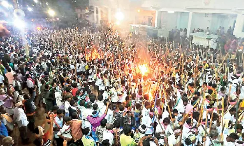 నిషేధాన్ని తోసిరాజని సాగిన దేవరగట్టు కర్రల సమరం! ఇద్దరికి తీవ్ర గాయాలు!! నిషేధాన్ని తోసిరాజని సాగిన దేవరగట్టు కర్రల సమరం! ఇద్దరికి తీవ్ర గాయాలు!!