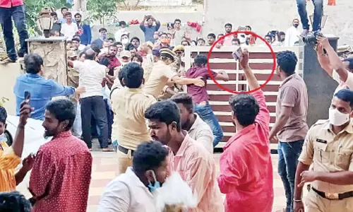 దుబ్బాకలో నోట్ల కట్టల కలకలం