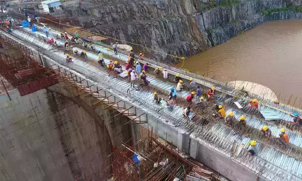 పోలవరం ప్రాజెక్టు విషయంలో ఏపీ ప్రభుత్వానికి కేంద్రం షాక్