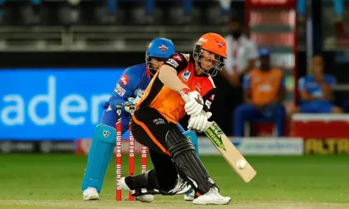 అదరగోట్టిన హైదరాబాద్ .. ఢిల్లీ లక్ష్యం 220 పరుగులు!