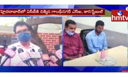 లంచం తీసుకుంటూ దొరికిపోయిన ఎస్సై, కానిస్టేబుల్-వీడియో