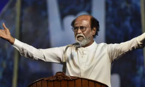 సస్పెన్స్ థ్రిల్లర్ గా కొనసాగుతున్న రజనీ రాజకీయ అరంగేట్రం! సస్పెన్స్ థ్రిల్లర్ గా కొనసాగుతున్న రజనీ రాజకీయ అరంగేట్రం!