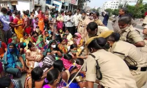 వరదసాయం అందలేదని హైదరాబాద్లో నిరసనలు వరదసాయం అందలేదని హైదరాబాద్లో నిరసనలు