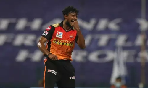 తడబడ్డ బెంగుళూరు.. హైదరాబాద్‌ లక్ష్యం 121