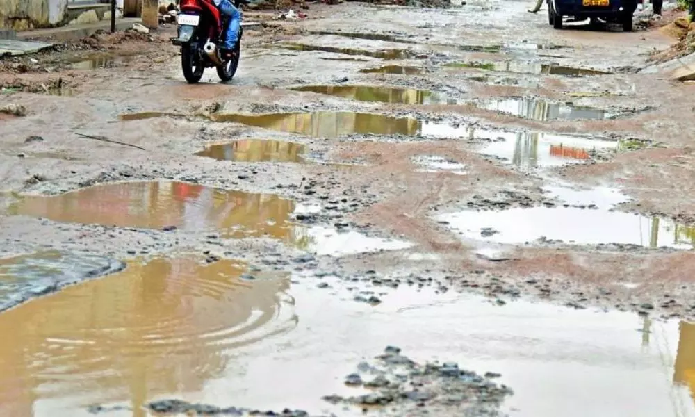 హైదరాబాద్‌లో వరదలు తగ్గిన వెంటాడుతున్న కష్టాలు