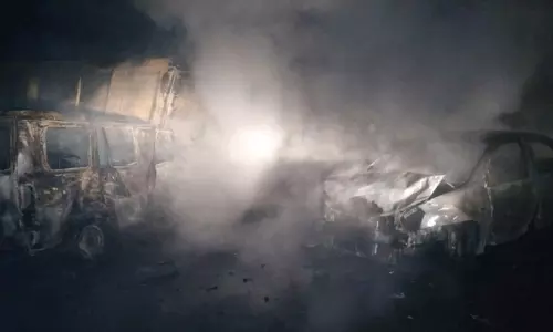 కడపలో ఘోర రోడ్డు ప్రమాదం.. నలుగురు ఎర్రచందనం స్మగ్లర్లు సజీవదహనం కడపలో ఘోర రోడ్డు ప్రమాదం.. నలుగురు ఎర్రచందనం స్మగ్లర్లు సజీవదహనం