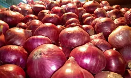 ఉల్లి కోసినా ఘాటే.. కొన్నా ఘాటే