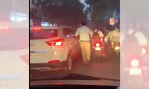 మానవత్వం చాటుకున్న ట్రాఫిక్ కానిస్టేబుల్