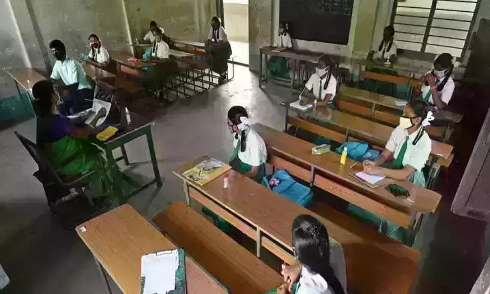 ఏపీలో స్కూల్స్‌లో కరోనా కలకలం.. తెరిచిన వెంటనే భయపెడుతున్న కరోనా