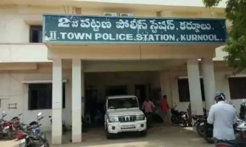 కర్నూలు జిల్లాలో వింత ఘటన.. ఇద్దరు అమ్మాయిల ప్రేమాయణం కర్నూలు జిల్లాలో వింత ఘటన.. ఇద్దరు అమ్మాయిల ప్రేమాయణం