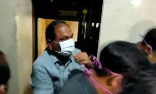 లిఫ్టులో ఇరుక్కుపోయిన మంత్రి