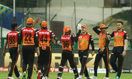 తడబడ్డ బెంగుళూరు.. హైదరాబాద్ లక్ష్యం 132 తడబడ్డ బెంగుళూరు.. హైదరాబాద్ లక్ష్యం 132