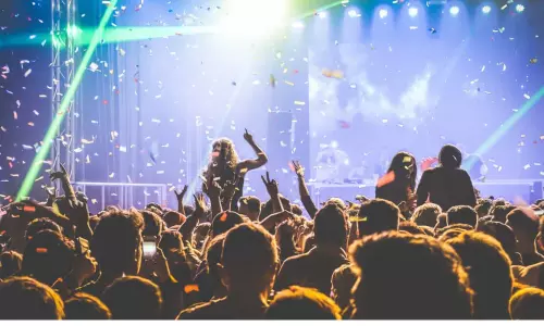 కోవిద్ నిబంధనలు ఉల్లంఘించిన పబ్ లపై టాస్క్ ఫోర్స్ దాడులు కోవిద్ నిబంధనలు ఉల్లంఘించిన పబ్ లపై టాస్క్ ఫోర్స్ దాడులు