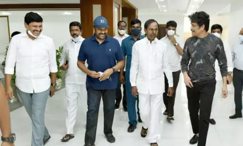 సీఎం కేసీఆర్ను కలిసిన చిరంజీవి, నాగార్జున సీఎం కేసీఆర్ను కలిసిన చిరంజీవి, నాగార్జున