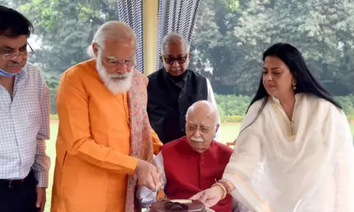 అద్వానీ పుట్టిన రోజు వేడుకలు నిర్వహించిన ప్రధాని మోదీ అద్వానీ పుట్టిన రోజు వేడుకలు నిర్వహించిన ప్రధాని మోదీ
