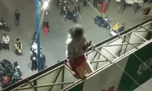 ప్రేమ కోసం హోర్డింగ్‌ ఎక్కిన బాలిక !