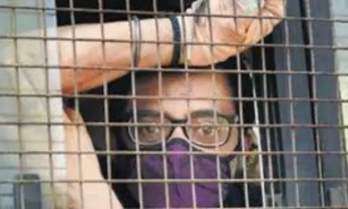 అర్నాబ్ బెయిల్ ను తిరస్కరించిన బాంబే హైకోర్టు అర్నాబ్ బెయిల్ ను తిరస్కరించిన బాంబే హైకోర్టు