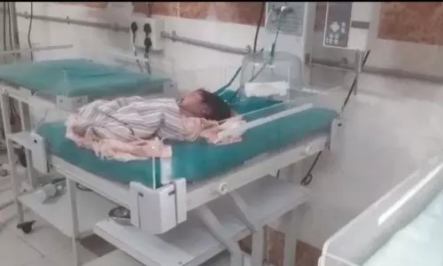 ఆస్పత్రి సిబ్బంది నిర్లక్ష్యానికి చిన్నారి బలి