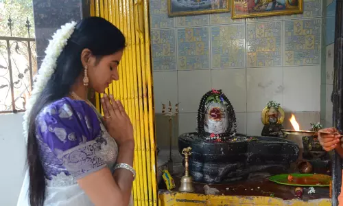 మెగాస్టార్ కోసం పూజలు చేస్తున్న నటి నవీనా రెడ్డి.