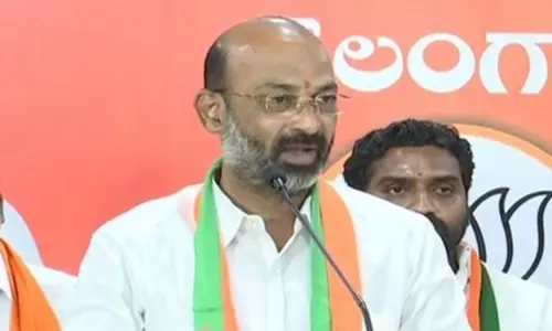 జీహెచ్‌ఎంసీ పీఠం ఎంఐఎంకు ఇచ్చేందుకు కుట్ర : బండి సంజయ్