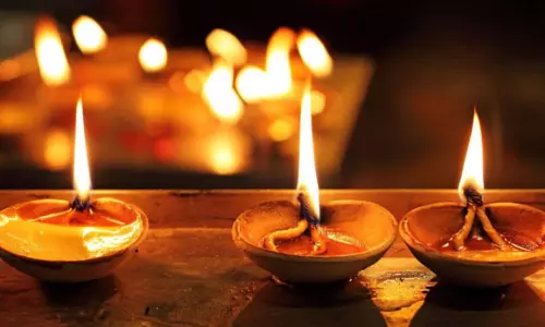 వెరైటీ డిజైన్లతో కనువిందు చేస్తున్న మట్టి ప్రమిదలు వెరైటీ డిజైన్లతో కనువిందు చేస్తున్న మట్టి ప్రమిదలు