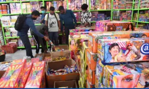 టపాసుల పై ఆంక్షల బాంబ్..కళ తప్పిన దీపావళి!