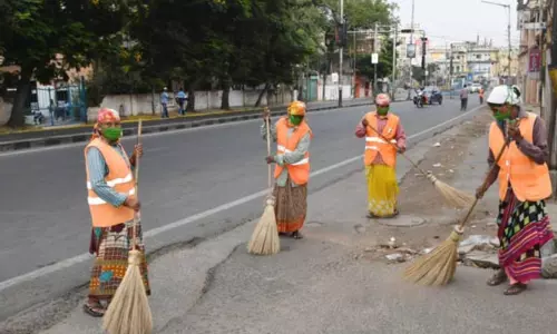 GHMC పారిశుద్ద్య కార్మికులకు రూ.3వేల జీతం పెంపు