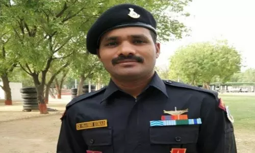 వీరజవాన్‌ ప్రవీణ్‌కుమార్ కుటుంబానికి రూ.50 లక్షలు చెక్కును అందించిన డిప్యూటీ సీఎం!