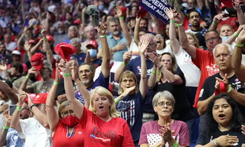 డొనాల్డ్ ట్రంప్ మద్దతుదారుల భారీ ర్యాలీ డొనాల్డ్ ట్రంప్ మద్దతుదారుల భారీ ర్యాలీ