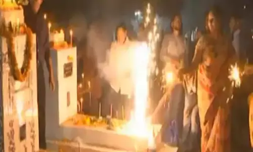 కరీంనగర్లో వింత సంప్రదాయం.. స్మశానంలో దీపావళి సంబరాలు కరీంనగర్లో వింత సంప్రదాయం.. స్మశానంలో దీపావళి సంబరాలు