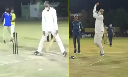 సరదాగా కాసేపు క్రికెట్ ఆడిన మంత్రి హరీష్రావు సరదాగా కాసేపు క్రికెట్ ఆడిన మంత్రి హరీష్రావు