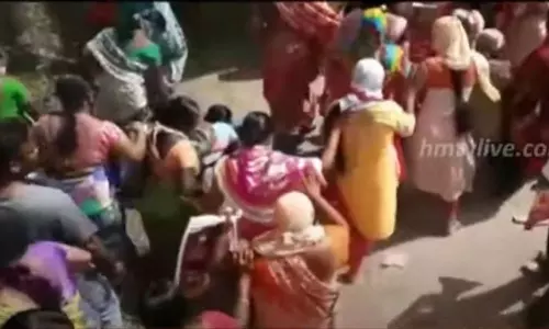 వనస్థలిపురంలో మీసేవ సెంటర్‌ దగ్గర ఉద్రిక్తత