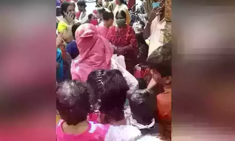 హైదరాబాద్‌లో వరద సాయానికి బ్రేక్