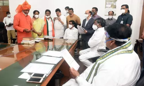 దుబ్బాక ఎమ్మెల్యేగా ప్రమాణ స్వీకారం చేసిన రఘునందన్ రావు దుబ్బాక ఎమ్మెల్యేగా ప్రమాణ స్వీకారం చేసిన రఘునందన్ రావు