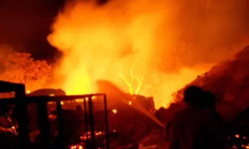 గుంటూరు చేపల మార్కెట్ భవనంలో భారీ అగ్ని ప్రమాదం