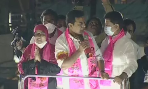 రూ.10 వేలను అడ్డుకున్నోళ్ళు రూ.25 వేలు ఎలా ఇస్తారు: కేటీఅర్