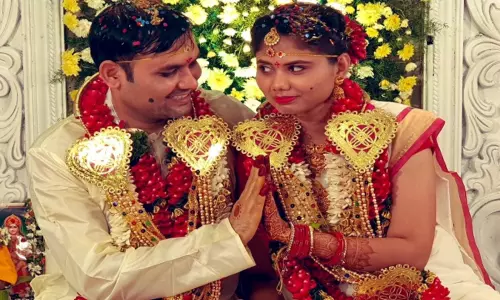 సైలెంట్ గా పెళ్లి పీటలు ఎక్కిన శ్రీమణి! సైలెంట్ గా పెళ్లి పీటలు ఎక్కిన శ్రీమణి!