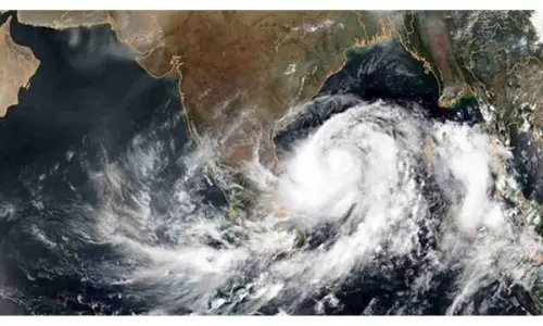 తమిళనాడును కుదిపేస్తున్న నివర్ తుఫాన్