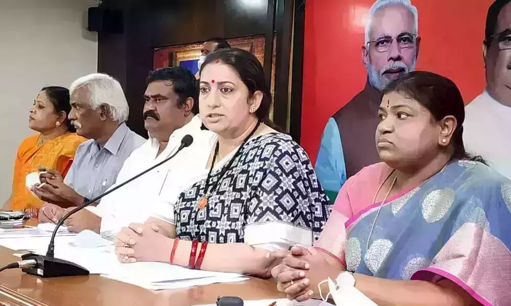 టీఆర్‌ఎస్‌-ఎంఐఎంది అవినీతి కూటమి : స్మృతి ఇరానీ