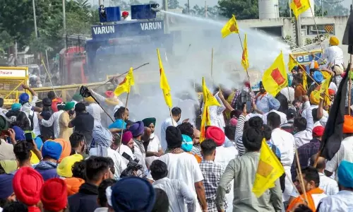 ఉద్రిక్తంగా మారిన రైతుల ఛలో ఢిల్లీ.. రంగంలోకి ర్యాపిడ్ యాక్షన్‌ ఫోర్స్..