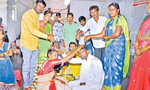 మిస్డ్ కాల్ కలిపింది ఇద్దరిని