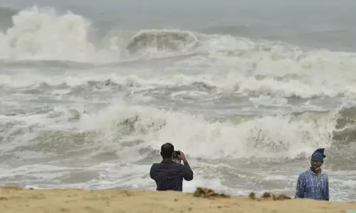 తీవ్ర వాయుగుండంగా కొనసాగుతున్న నివర్ తుపాను