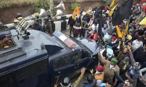 హస్తినలో మూడో రోజు కొనసాగుతున్న రైతుల ఆందోళన హస్తినలో మూడో రోజు కొనసాగుతున్న రైతుల ఆందోళన