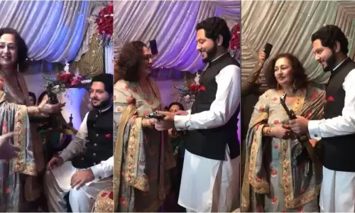 పెళ్లికి ఏకే 47 గిఫ్ట్గా ఇచ్చిన మహిళ పెళ్లికి ఏకే 47 గిఫ్ట్గా ఇచ్చిన మహిళ