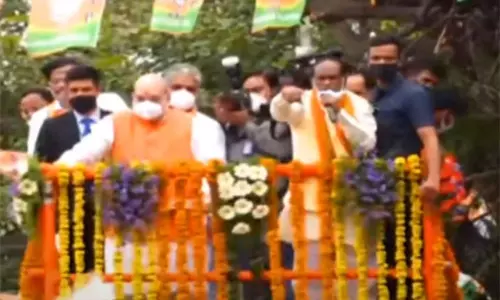 మధ్యలోనే రోడ్‌షో ముగించిన అమిత్‌ షా