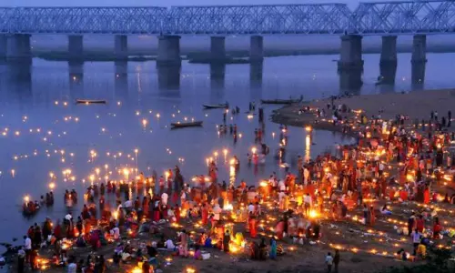 కార్తీకమాసంతో భక్తులతో కిటకిటలాడుతున్న శివాలయాలు కార్తీకమాసంతో భక్తులతో కిటకిటలాడుతున్న శివాలయాలు