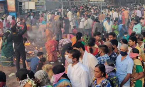 వేములవాడకు పోటెత్తిన భక్తులు!