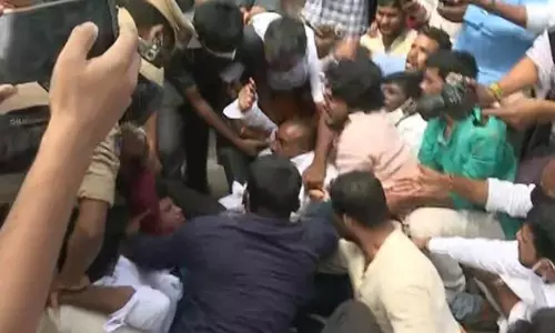 ఎస్‌ఈసీ కార్యాలయం దగ్గర ఉద్రిక్తత