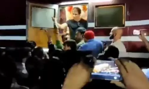 మెగాస్టార్ ఆచార్య సెట్కు సోనూ ఫ్యాన్స్! మెగాస్టార్ ఆచార్య సెట్కు సోనూ ఫ్యాన్స్!